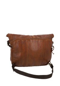 Brūns ādas sūtītāja soma ar mīkstu, teksturētu apdari, ar rāvējslēdzēju aizdari un noņemamu plecu siksnu. Iezīmes viegli pamanāmas izšūšanas detaļas.