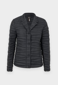 Casaco puffer preto com textura acolchoada, fecho de botão e colarinho em bico. Apresenta mangas longas e um design elegante.