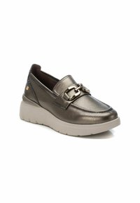 Zapatos slip-on de color gris metálico con una suela de plataforma baja, con un hebilla decorativa y textura de cuero suave.