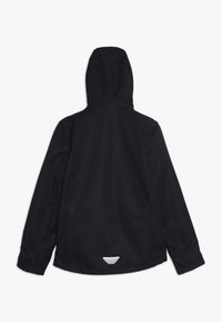 Sort vandtæt jakke med hætte, der har et stilrent design, glat tekstur og refleksdetaljer bagpå, inklusive logo.