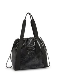 Czarna torebka na ramię o błyszczącym wykończeniu, z regulowanym ściągaczem u góry, dwoma szerokimi materiałowymi uchwytami oraz okrągłym logo z przodu.