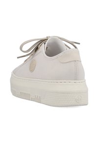 Beige Leinenschuhe mit runder Zehenpartie, strukturiertem Gummisohle und Akzentnähten. Verfügt über flache Schnürsenkel und ein Logo-Patch an der Seite.