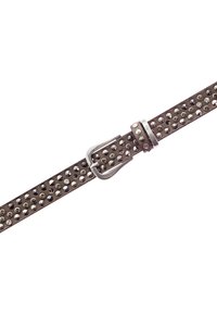 Cinturón de cuero marrón con remaches de plata, hebilla metálica rectangular y una textura suave. Presenta una serie de acentos remachados a lo largo de la correa.