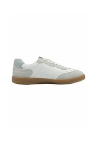 Sneaker bianca con dettagli in suede grigio chiaro e suola in gomma. Caratterizzata da una tomaia in pelle liscia e occhielli dorati per i lacci.