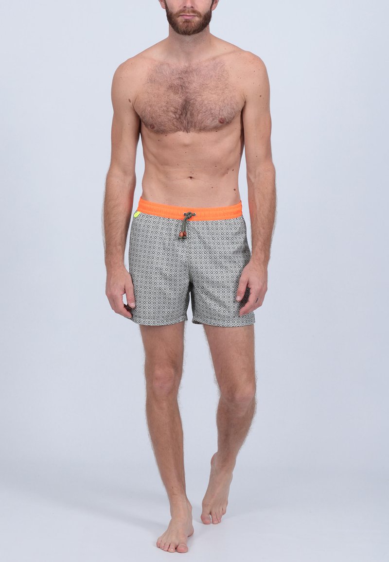 Shorts de bain pour hommes en tissu avec un motif géométrique noir et blanc, dotés d'un cordon de serrage orange et de deux poches latérales.