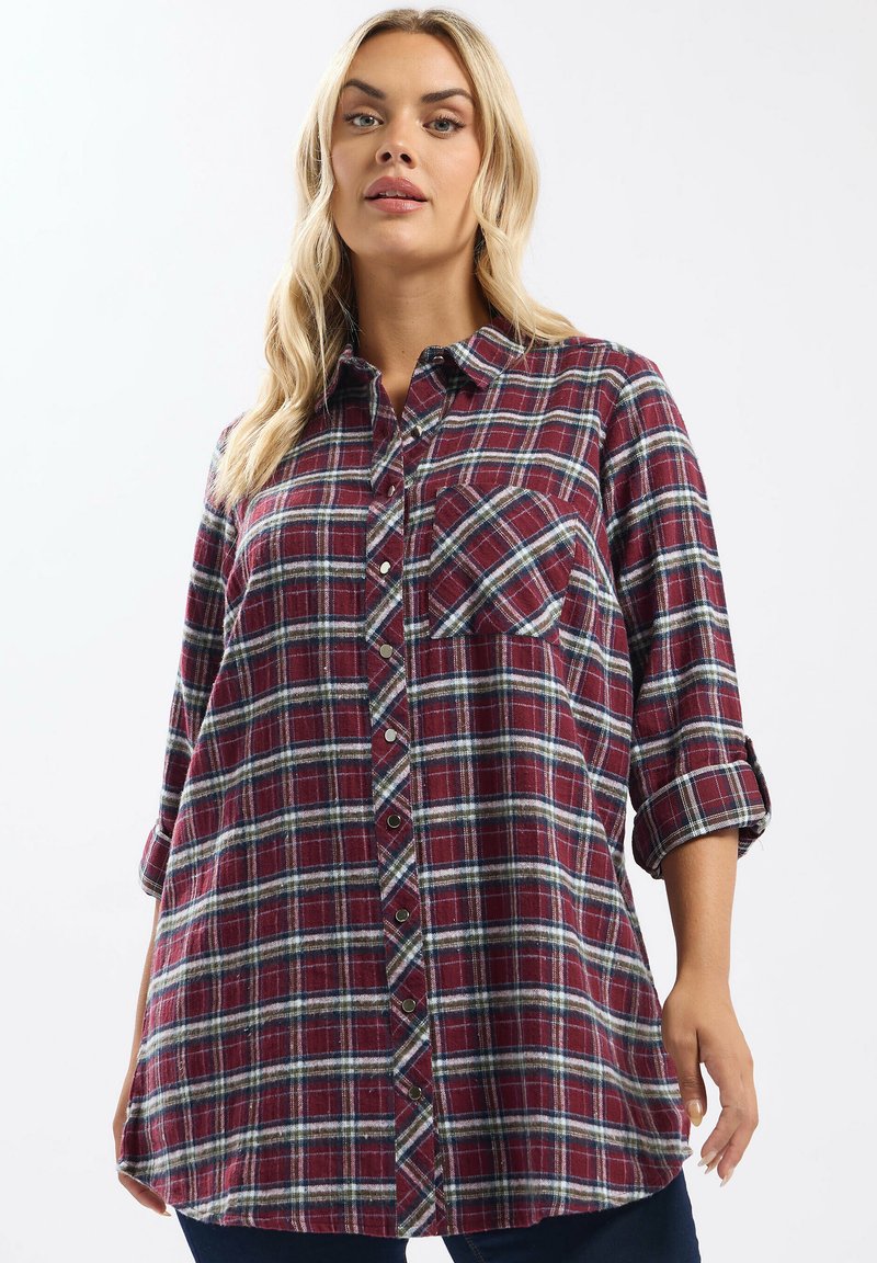 Röd och marinblå rutiga flanellskjortan med knäppning, en bröstficka och uppvikta ärmar, tillverkad av mjukt texturerat tyg.