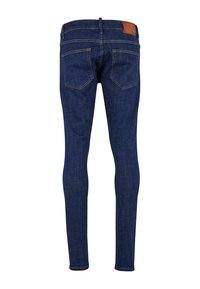 Jeans de denim oscuros de corte ajustado que presentan una cintura alta, diseño de cinco bolsillos, costuras sutiles y una etiqueta de cuero marrón en la cintura.