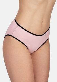 Mutande di cotone rosa con elastico nero in vita e aperture per le gambe. Texture liscia, copertura moderata e dettagli di cucitura minimi.