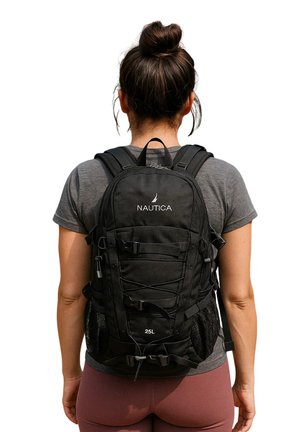 Schwarzer Nautica-Rucksack mit verstellbaren Trägern, Netzseitentaschen, einem Bungee-Kordeldesign und einer "25L"-Druckdetails auf der Rückseite.