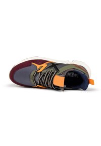 Zapatilla multicolor con parte superior de malla en gris, marrón y verde, con acentos naranjas, cordones texturizados y una suela blanca gruesa.