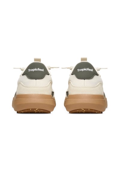 Sneakers Tropicfeel in beige e oliva, con una tomaia testurizzata, suola in gomma e un marchio distintivo sul tallone. Design minimalista.