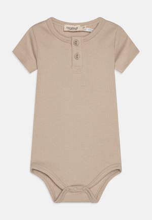 Beżowe prążkowane body z krótkim rękawem, okrągłym dekoltem, listwą z trzema guzikami i zapięciami na zatrzaski na dole. Wykonane z miękkiej bawełny.
