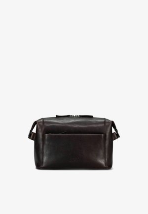Beauty case in pelle marrone scuro con tasca frontale, cerniera superiore e manici laterali, esposto su sfondo bianco.