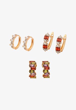 Drei Paar Goldohrringe mit klaren Kristallen, roten rechteckigen Steinen und mehrfarbigen rechteckigen Edelsteinen, die in Reihen angeordnet sind.