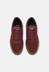 Etnies Scout Baskets Basses Homme – Gris/Noir/Rouge – Confort & Durabilité Skate