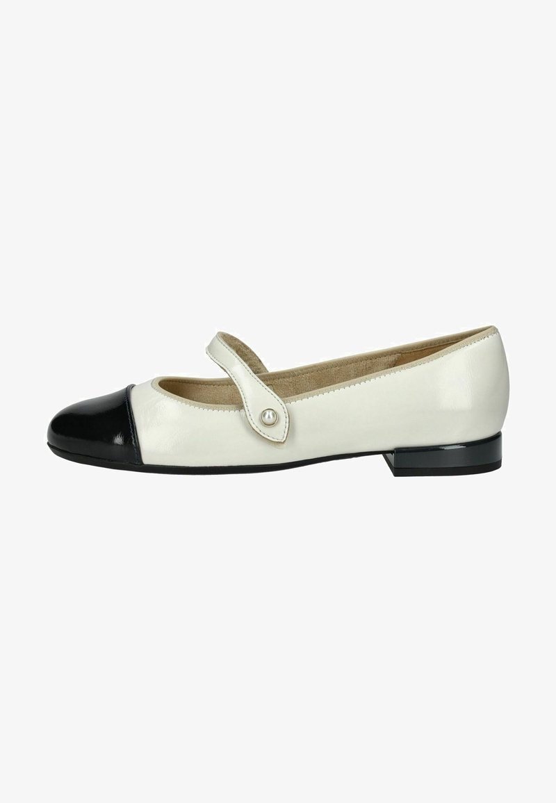 Bailarina con parte superior de cuero blanco y punta de charol negro. Presenta una correa lateral con detalle de botón redondo y un tacón bajo.