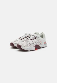 Under Armour TRIBASE REIGN 5 - Træningssko - white clay/deep red/beta