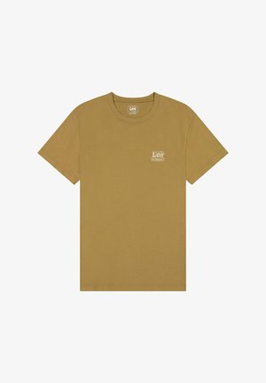 Camiseta de algodón marrón con cuello redondo, mangas cortas y un pequeño logo blanco en el lado izquierdo del pecho. Textura suave, diseño minimalista.