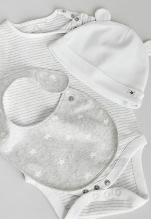 Grå og hvide stribede body med trykknapper, en grå hagesmæk med hvide stjerner og en ensfarvet hvid hat med runde ører.