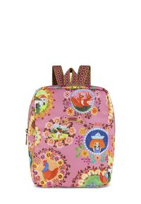 Roze rugzak met bloemen- en dierenpatronen, met verschillende kleuren en texturen. Inclusief bruine schouderbanden met een geometrisch ontwerp.