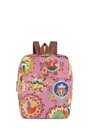 Roze rugzak met bloemen- en dierenpatronen, met verschillende kleuren en texturen. Inclusief bruine schouderbanden met een geometrisch ontwerp.