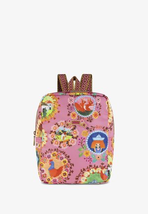 Roze rugzak met bloemen- en dierenpatronen, met verschillende kleuren en texturen. Inclusief bruine schouderbanden met een geometrisch ontwerp.