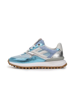 Zapatillas deportivas con un diseño brillante en azul y plata, que presentan una parte superior de ante texturizado, detalles en blanco y una suela de goma con tracción.