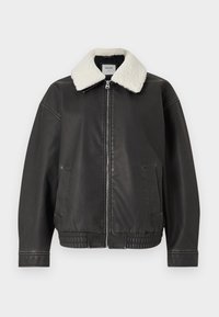 Μαύρο φαντάρος από δερματίνη με λευκό γούνινο γιακά, κλείσιμο με φερμουάρ, πλάγιες τσέπες και ραμμένα μανίκια και στρίφωμα. Λείο ύφασμα και άνετη εφαρμογή.