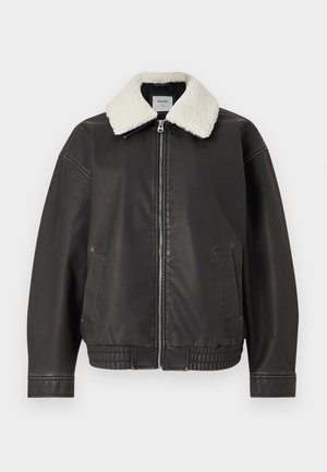 Svart kunstlærjakke med krage i hvitt saueskinn, glidelås foran, sidelommer og ribbestrikket avslutning på hem og ermer. Glatt tekstur og avslappet passform.