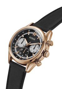 Orologio cronografo nero con cassa in acciaio inossidabile color oro, cinturino in pelle nera e quadrante nero con sottoquarzi e indicatori argentati.