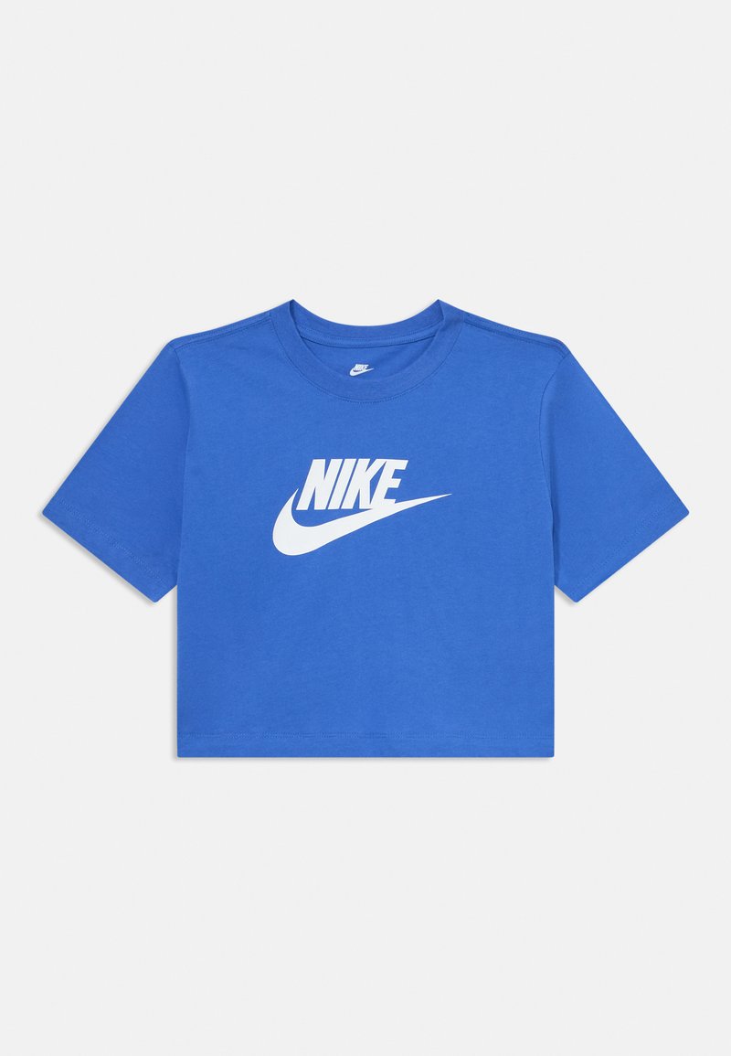 Zila, īsās piedurknes kokvilnas T-kreklā, ar izteiksmīgu baltu Nike logotipu centrā un vienkāršu apaļu kakla dizainu.