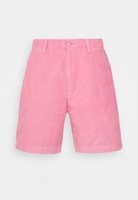 Short en velours côtelé rose avec passants de ceinture et fermeture avant par bouton sur fond blanc uni.