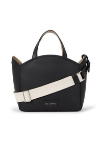 Sac à main en cuir noir avec un dessus arqué, deux poignées et une bandoulière crème amovible. Présente un patch logo discret à l'avant.