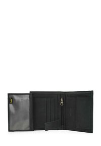 Cartera negra con un acabado suave, que cuenta con un compartimento con cremallera, ranuras para tarjetas y un espacio transparente para la identificación. Interior texturizado.