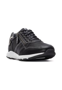 Zapatillas de cuero negro con acentos de malla, suela blanca y cremallera lateral. Presenta una superficie texturizada y costuras en contraste. Diseño de punta redonda.