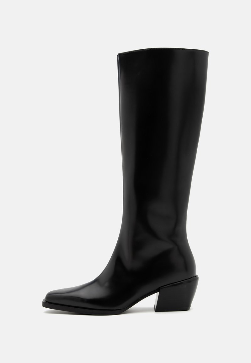 Stivali neri al ginocchio con una finitura lucida, punta quadrata e tacco spesso. Il design presenta una texture liscia e una silhouette elegante.