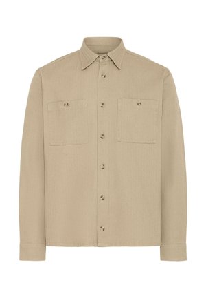 Beige overhemd met lange mouwen, knopen aan de voorkant, een puntige kraag en twee borstzakken, beide met knopen afgesloten.