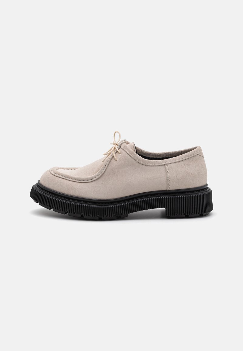 Wildlederschuhe in hellbeige mit runder Zehenform, dezenten Nähten und schwarzen geriffelten Gummisohlen; verfügen über ein Schnürdesign.