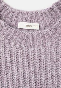 Svetlo vijoličasta pletena pulover s rebrasto teksturo. Ima okroglo ovratnico in oznako s "MNG" ter informacijami o velikosti.