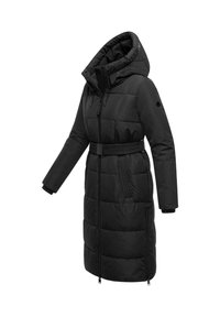 Manteau noir rembourré avec capuche, manches longues, taille ceinturée et détails zippés. Possède une texture matelassée et un matériau de qualité supérieure.