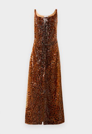 Lang, ærmeløs kjole med brun og sort leopardprint, dækket af pailletter, med en frontslids og en subtil bælte detalje i taljen.