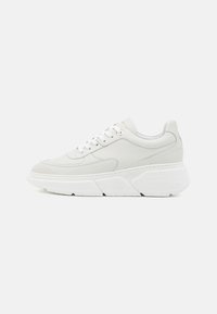 Sneaker bianca in pelle con suola spessa bianca, forma arrotondata e dettagli di cucitura discreti. Presenta una chiusura con lacci e un piccolo logo.