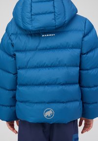 Blaue Daunenjacke mit gestepptem Design, Kapuze und Mammut-Logo auf dem Rücken. Strukturiertes, glänzendes Material mit körperbetonter Passform.