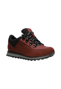 Scarpa da trekking rossa in suede con dettagli in rete nera, lacci testurizzati e suola in gomma grigia. Presenta occhielli e un colletto imbottito per il comfort.