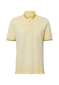 Koszulka polo w jasnożółtym kolorze z bawełny, z listwą na trzy guziki, krótkim rękawem, kieszenią na piersi oraz czarnymi akcentami na kołnierzyku i mankietach.