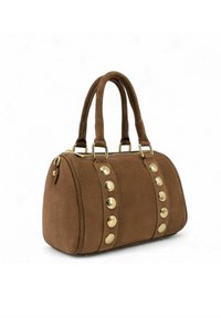 Sac à main en daim marron avec doubles poignées, clous en or sur les sangles avant et une fermeture éclair sur le dessus.