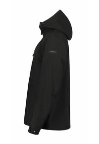 Chaqueta negra impermeable con capucha, que cuenta con un cierre frontal, dos bolsillos laterales y un logotipo tipo parche en la manga izquierda. Textura suave y diseño moderno.