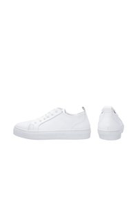 Weiße Sneakers mit glattem Lederfinish, runder Zehenpartie, sechs Ösen und strukturiertem Gummisohle. Hinterer Lasche bietet zusätzlichen Halt.