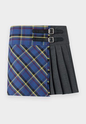 Tartan krilo z modro, zeleno in rumeno karirano, ki ima nabrano sivo sekcijo, pritrjeno z dvema črnima pasovima s srebrnimi zaponkami.