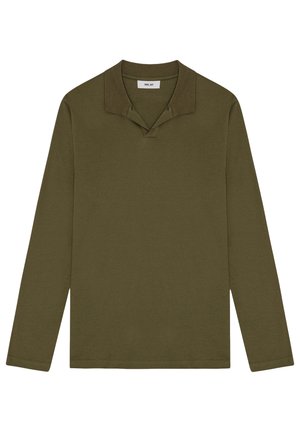Polo à manches longues de couleur olive en coton. Doté d'un col au design unique et d'une coupe décontractée. Texture lisse sans motifs.